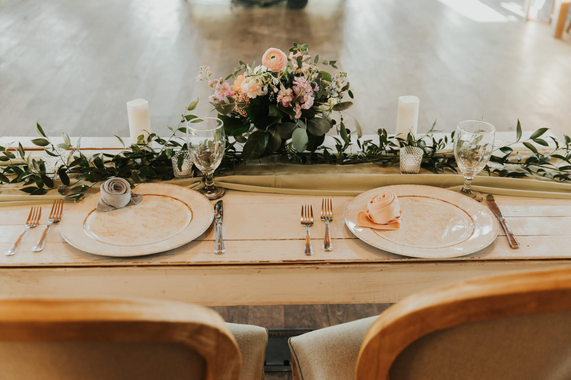 Zion Springs table settign with pastel apricot and grey napkins