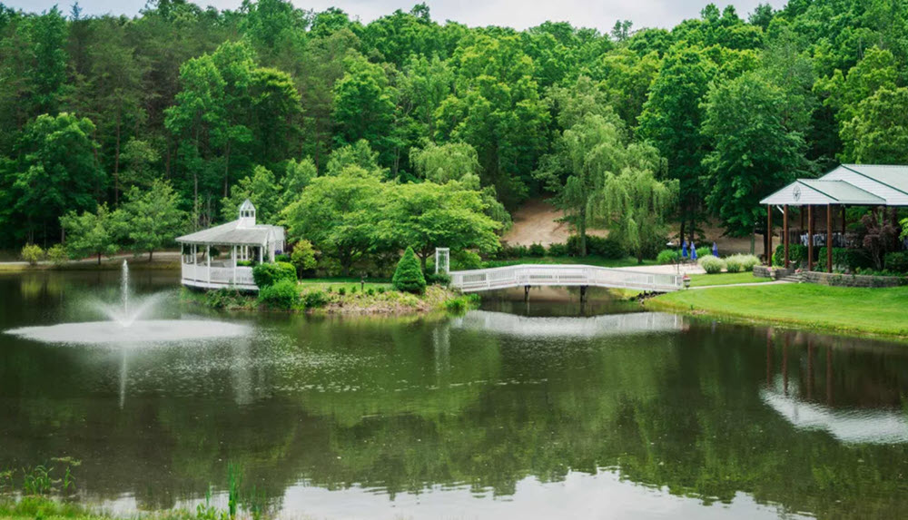 Waterfront tranquility in Earlyhouse's garden, popular for outdoor weddings in Virginia.