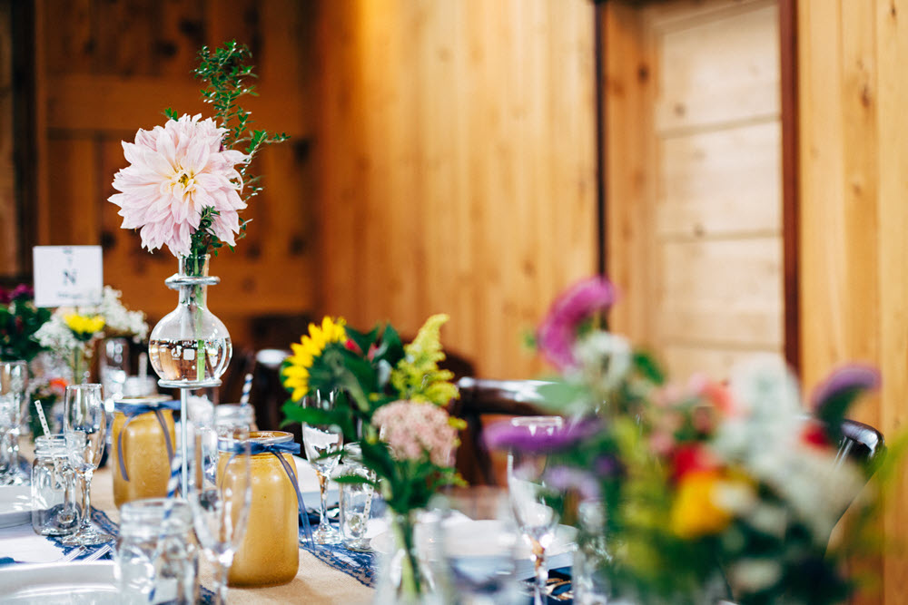 Table decor ideas at Zion Springs, featuring Northern Virginia's seasonal flowers.
