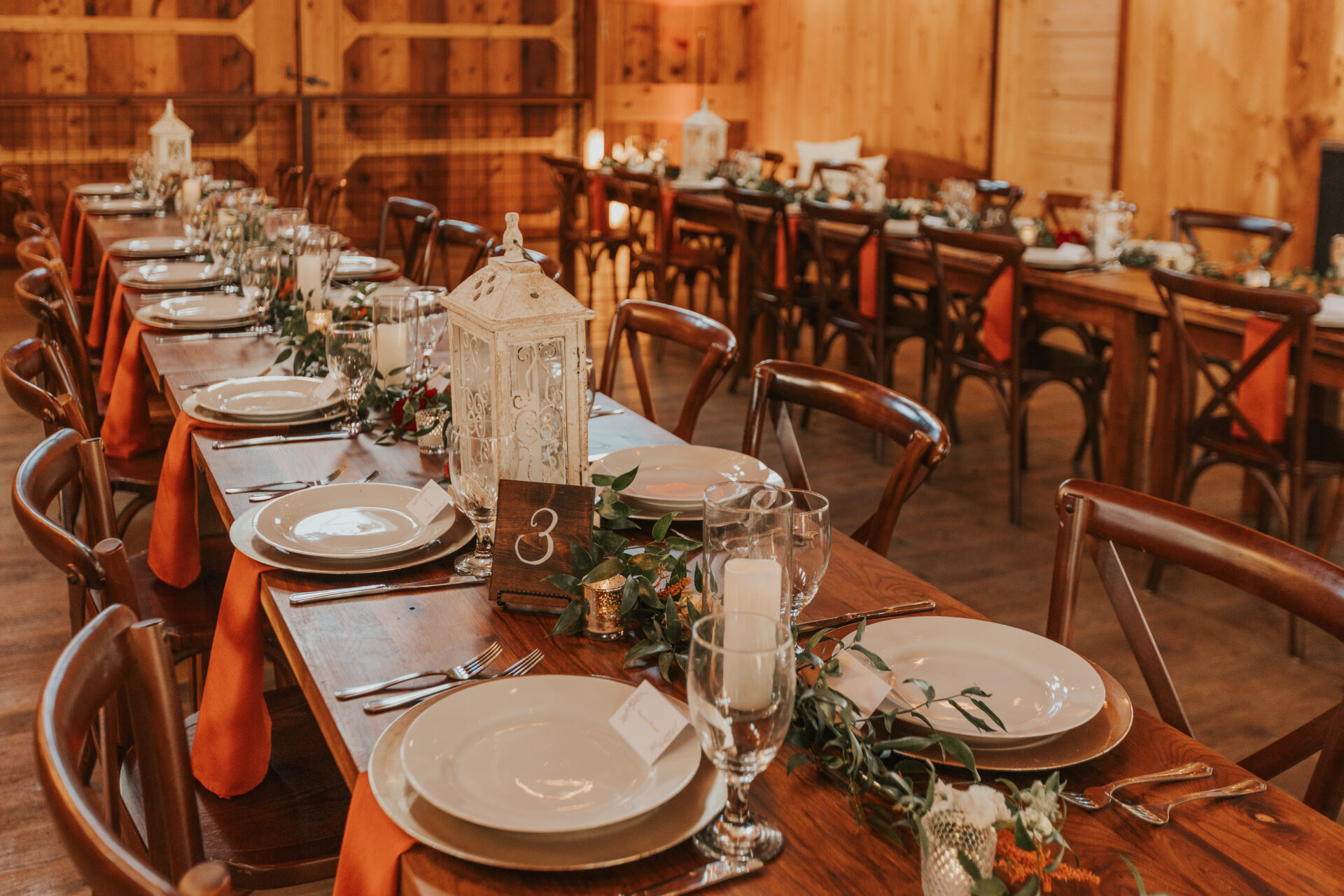 rustic barn, wedding reception, dinner setting